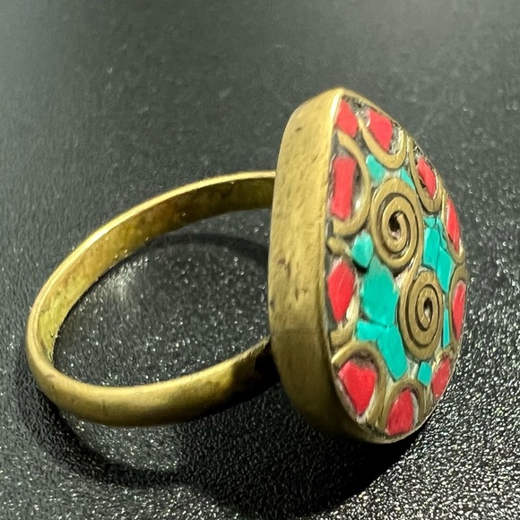 Vintage Brass Ring with Coral & Turquoise Chip Inlay Spiral S Adjustable Ring - Picture 5 of 9